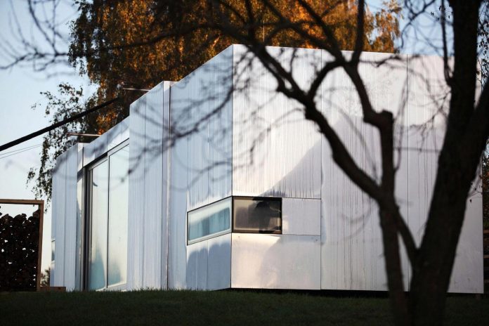 delugan-meissl-associated-architects-design-casa-invisibile-flexible-prefabricated-wood-structure-home-02