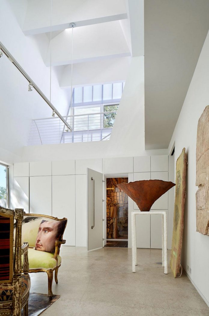 laman-residence-gruppo-architects-designed-retired-couple-set-dense-canopy-live-oak-cedar-elm-trees-09