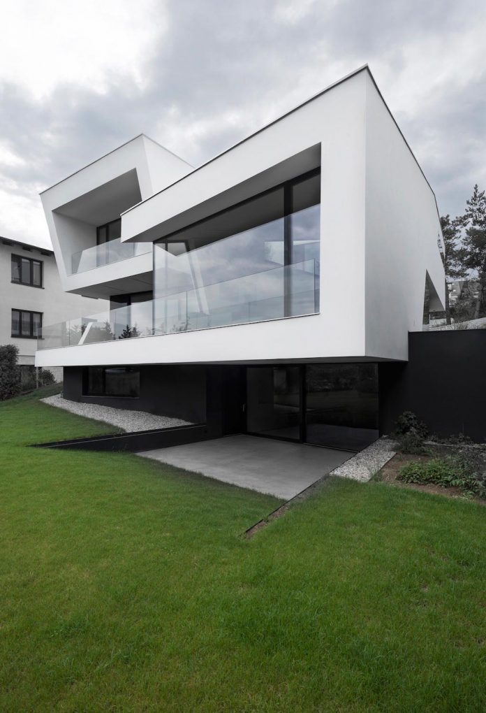 minimalist-home-design-located-south-sloping-plot-residential-part-prague-03
