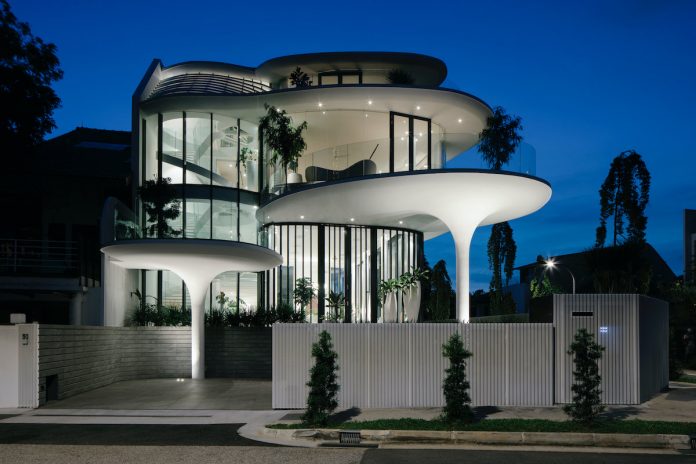 ILLUMINATION OF STILETTO COLUMNS AND TRANSPARENCY OF HOUSE